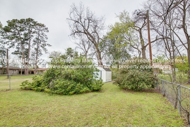 Building Photo - Near Downdown Pineville large 2/1 freshly painted.