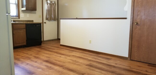 Building Photo - HALF OFF FIRST MONTH'S RENT SPECIAL! 2 Bedroom 1 Bath Condo