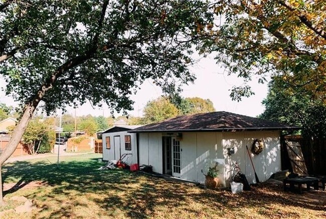 Building Photo - READY TO MOVE IN