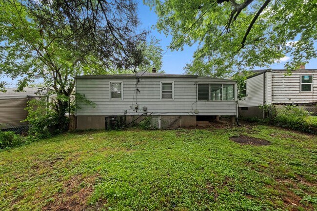 Building Photo - 2 bedroom Single Family Home with Fenced i...