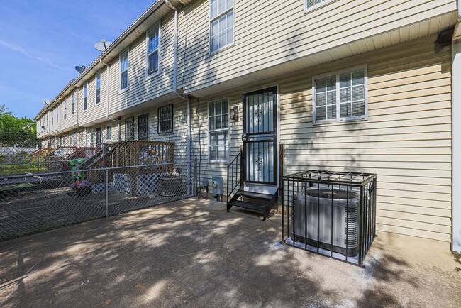 Building Photo - JUST RENOVATED Huge 3 bedroom 3 bathroom t...