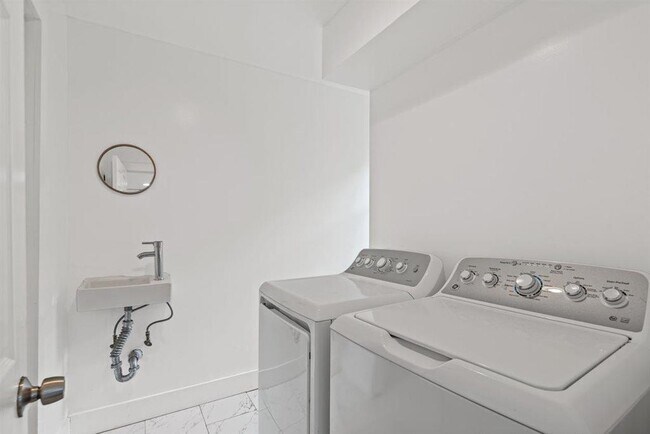 Building Photo - 6401 Chimney Creek Cir