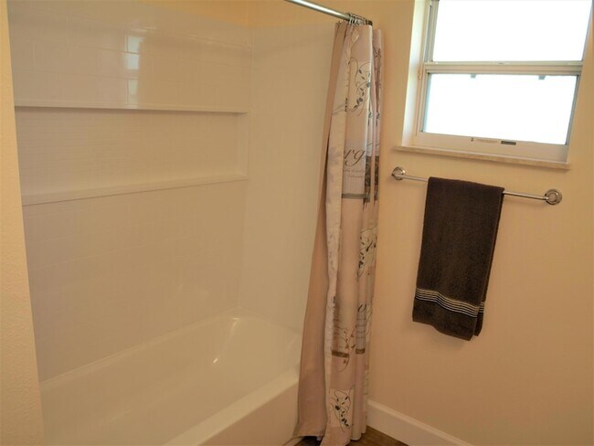 Building Photo - 4566 Serna Ave