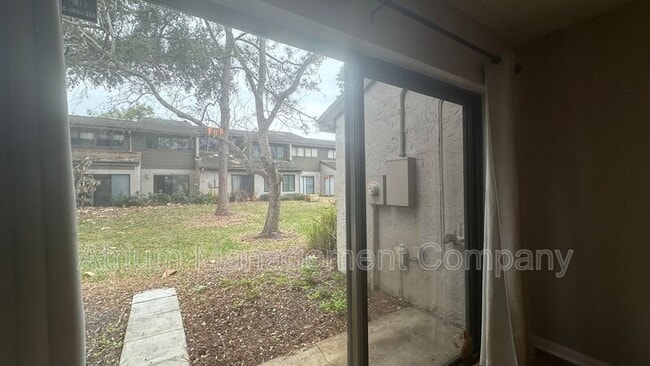 Building Photo - 1532 N Carolwood Blvd