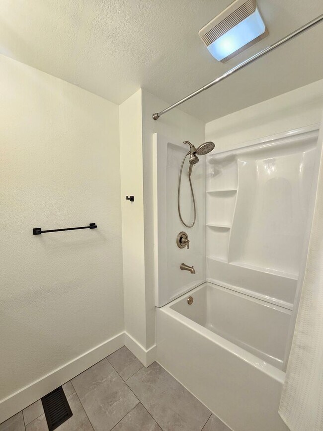 Building Photo - $2,995 - 5 Bed / 3 Bath Beautiful Home in ...