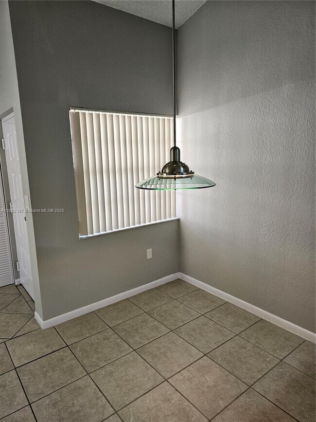 Building Photo - 2811 N Oakland Forest Dr