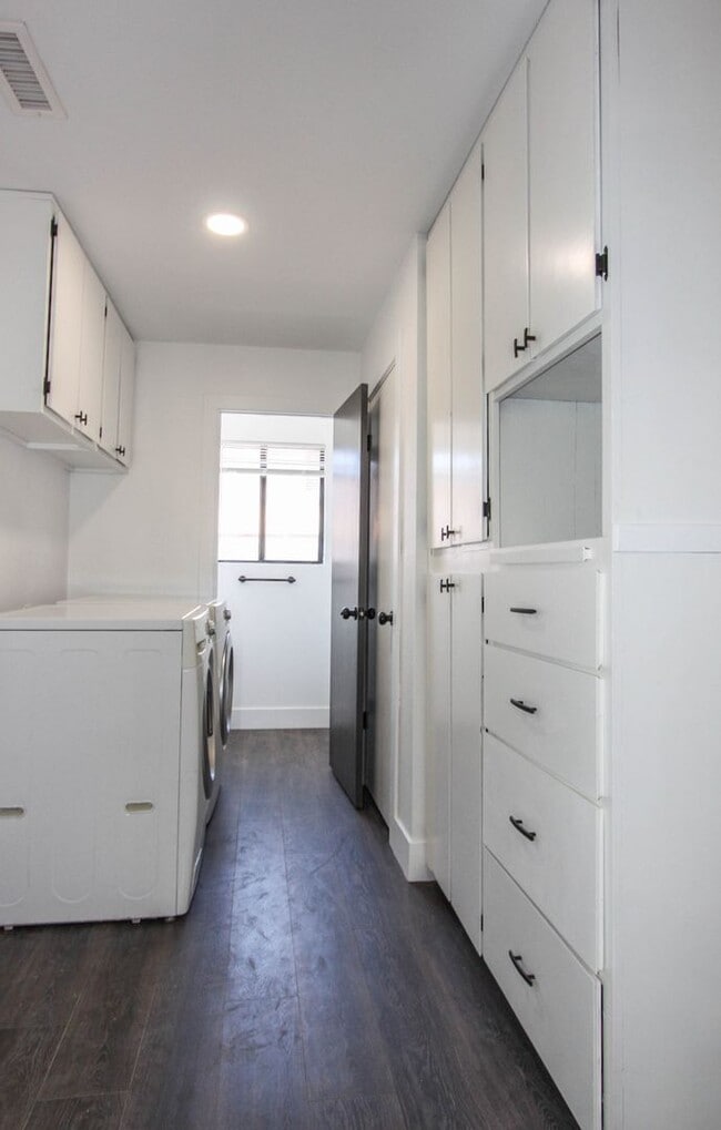 Building Photo - 3 bedroom 2 bathroom with AZ room