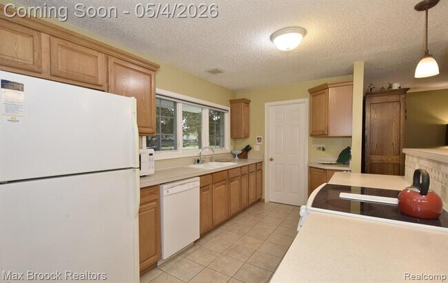 Building Photo - 2687 Heathfield Rd