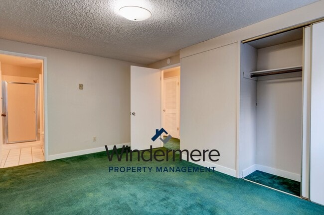 Building Photo - Windermere PM: 2 bedroom/2 bath condo