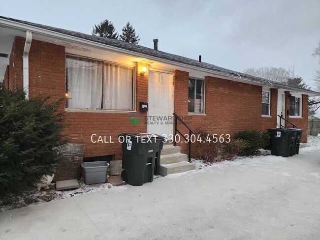 Building Photo - 2557 Edwin Ave