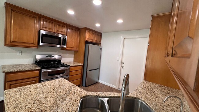 Building Photo - Newly updated 3-bedroom, 2.5-bath Hampton ...