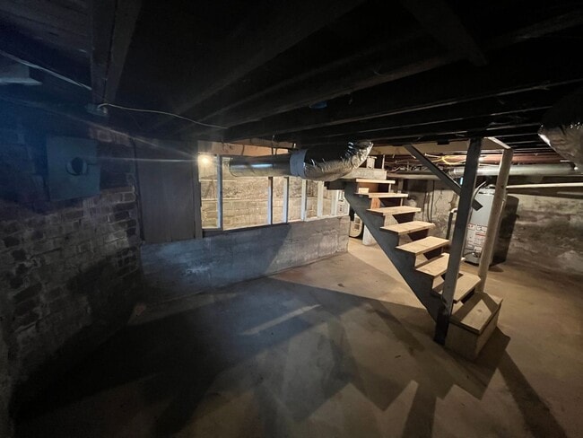 Building Photo - Spacious 3-Bedroom Home with Basement – Available NOW! – $1400/month