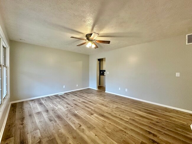 Building Photo - 120 Cavalry Ct