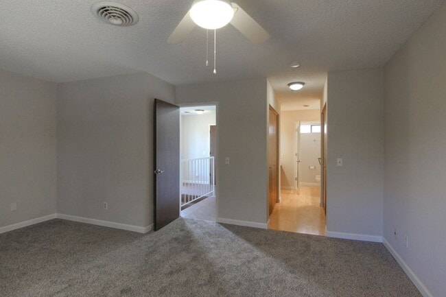 Building Photo - 2 Bedroom Condo for Rent in Redding CA with Pool, Tennis Courts, Garage | The Bluffs