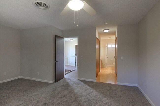 Building Photo - Condo in The Bluffs!