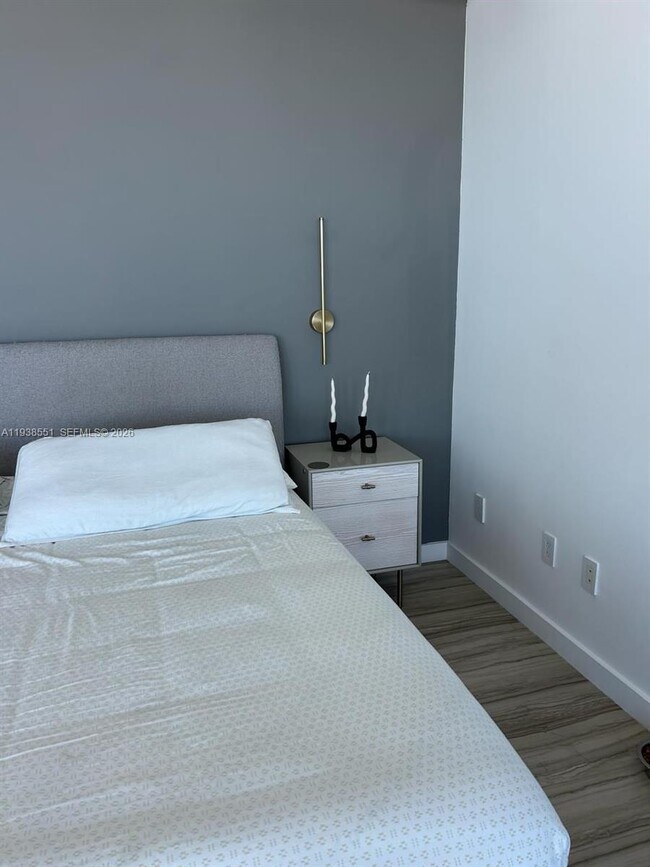 Building Photo - 18975 Collins Ave