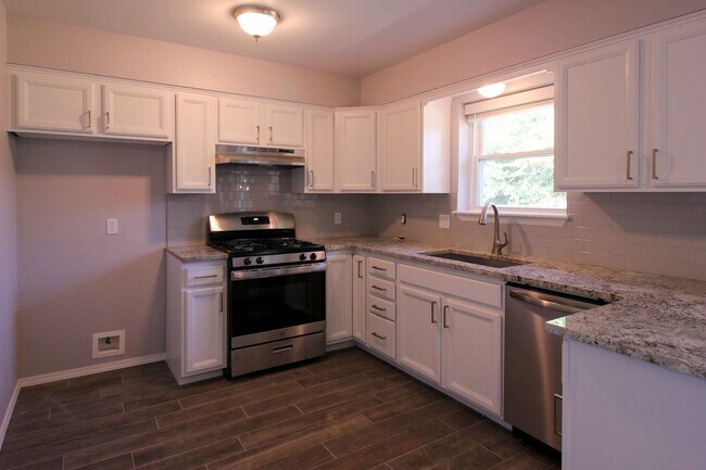Building Photo - Freshly Remodeled & Ready For You To Call Home!