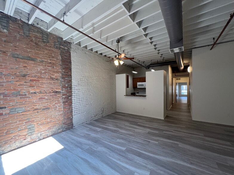 Primary Photo - 215 S 4th Ave