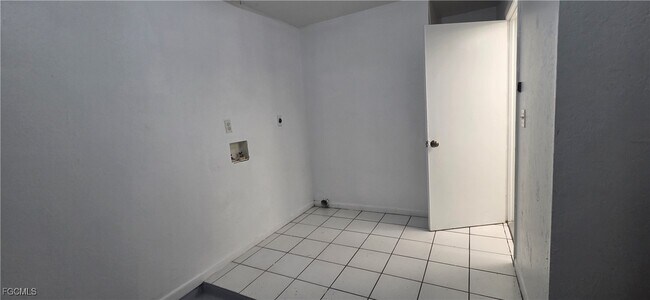 Building Photo - 933 SE 23rd Pl