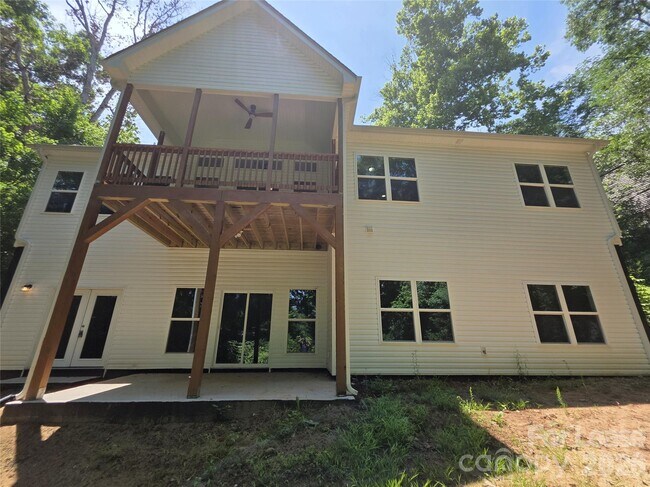 Building Photo - 595 Foxwood Dr SE