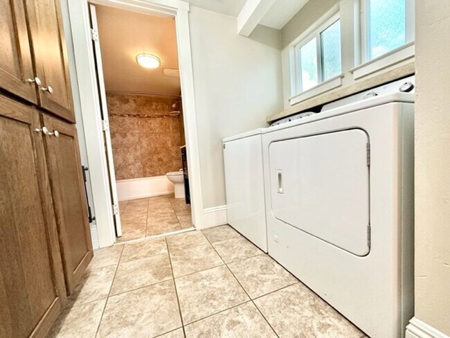 Building Photo - 839 Rio Chico Way