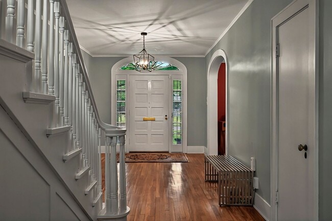 Building Photo - Move In Ready! 5 bedroom 3.5 bath near Was...