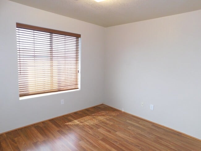 Building Photo - 4 BEDROOM HOME IN SAGUARO!