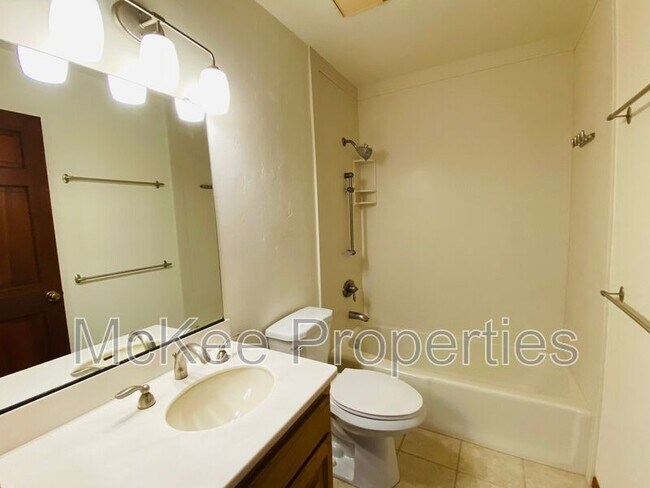 Building Photo - 8668 Villa La Jolla Dr