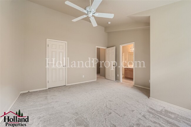 Building Photo - Spacious Townhome with A/C, Gas Fireplace & Water/Sewer Included!