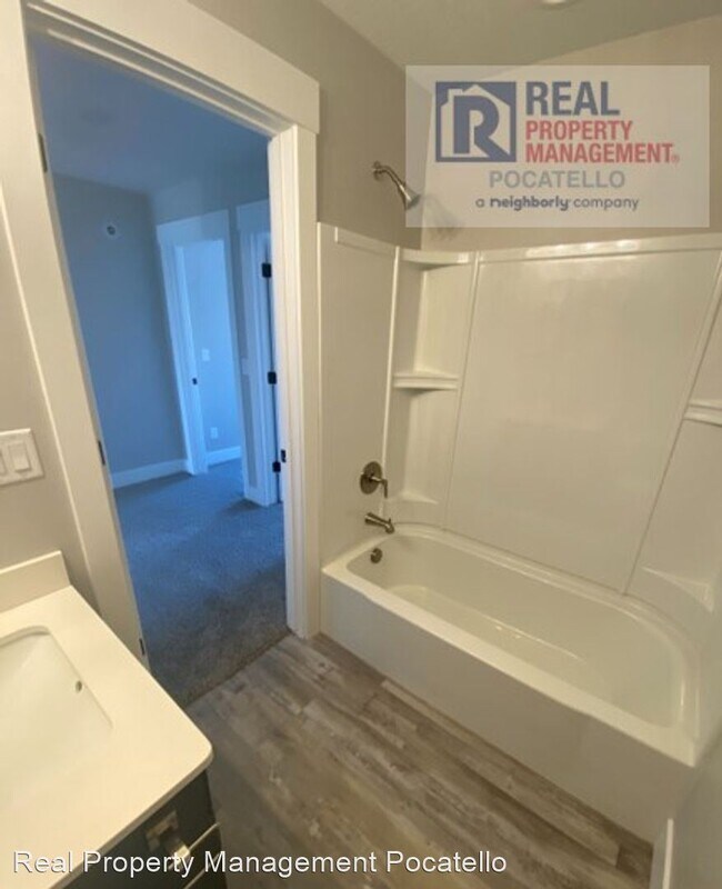 Building Photo - 3 br, 2.5 bath House - 169 Park Lawn #8