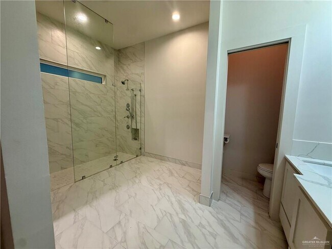 Building Photo - 25 Lago Washington