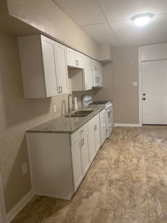 Building Photo - Coming Soon! Spacious Renovated 5 Bed 1.5 Bath House- York City SD
