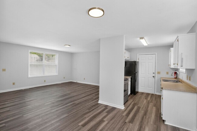 Building Photo - 1009 Lynndale Dr