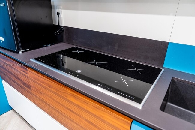 Building Photo - 5255 Collins Ave