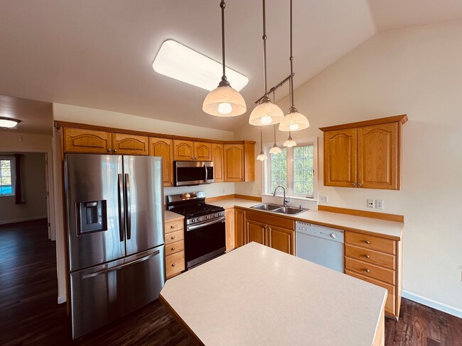 Building Photo - Beautiful mountain views! 3 bed 2 bath 2 c...