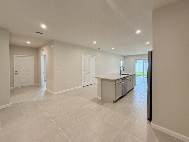 Building Photo - 499 Voltaire Dr