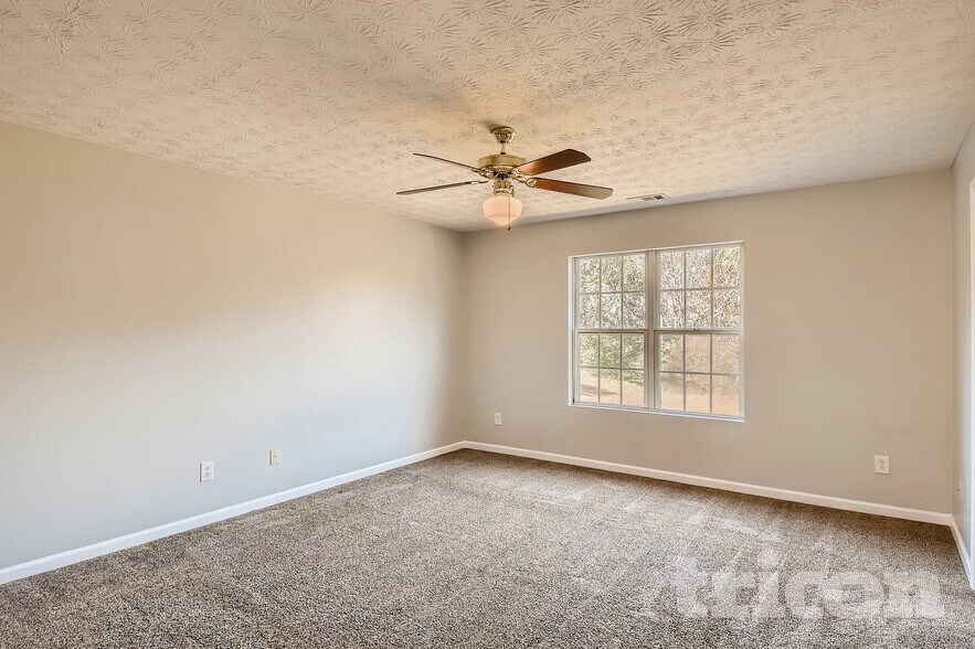 Building Photo - 1401 Lancaster Ct