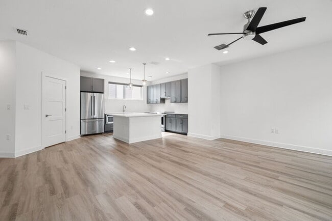 Building Photo - BEAUTIFUL Town Home For Rent in Downtown S...