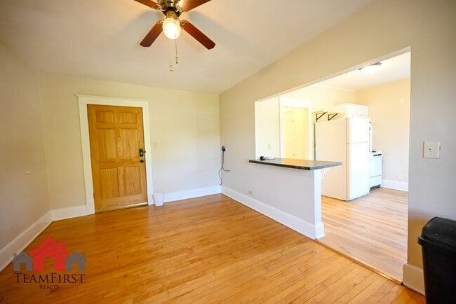 Building Photo - 205 N Maple St