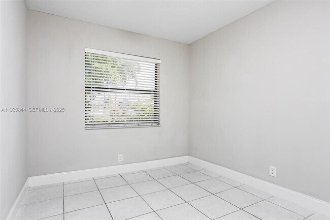 Building Photo - 707 SW 74th Ave