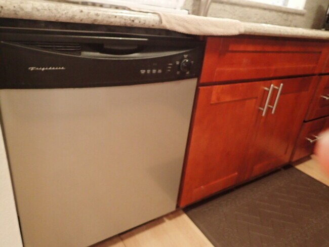 Building Photo - BEAUTIFUL FURNISHED 2bed/2Bath KIHEI SHORE...