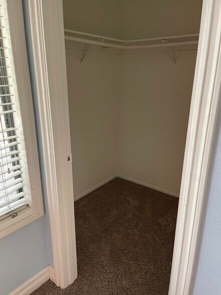 Building Photo - 209 N Singingwood St