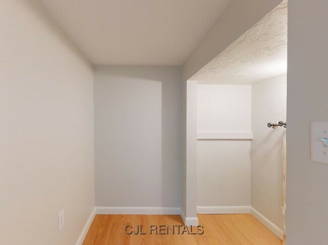 Building Photo - 25 Charlotte Rd