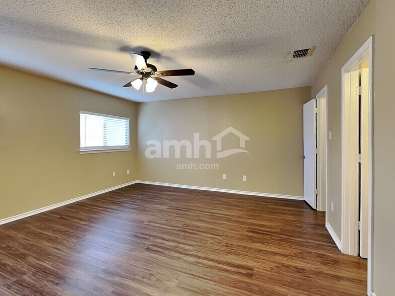 Building Photo - 1312 Greenleaf Ct