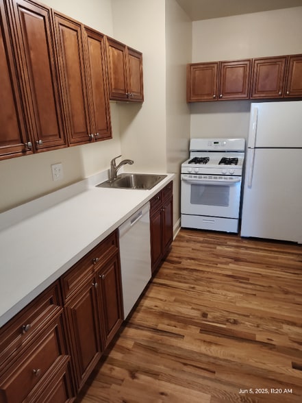 Primary Photo - 1325 W Estes Ave
