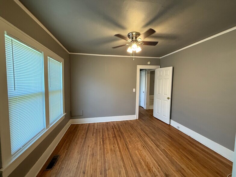 Building Photo - 208 N Xenophon Ave