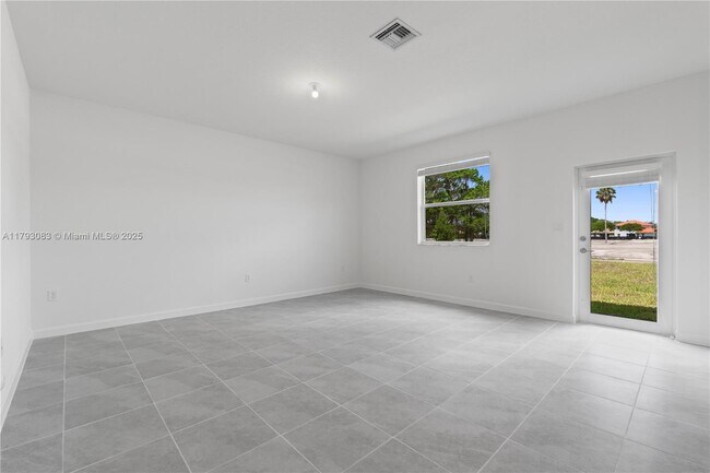 Building Photo - 2912 SE 23rd Ave