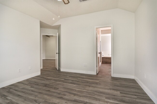 Building Photo - 10910 Scenic Dr
