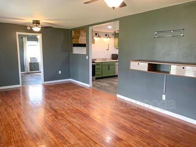 Building Photo - 827 Woodmore Ln