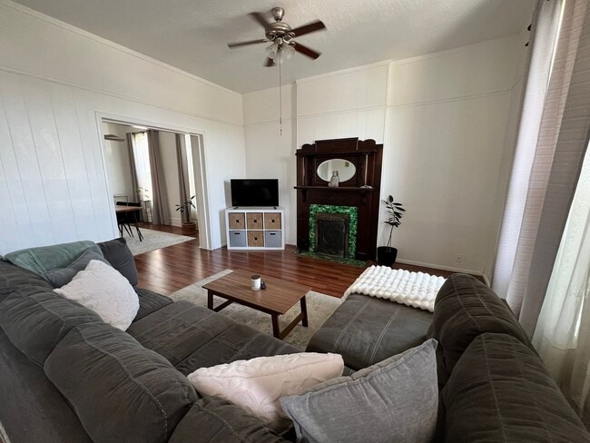 Building Photo - Charming Furnished Home - Short & Long Term Leasing